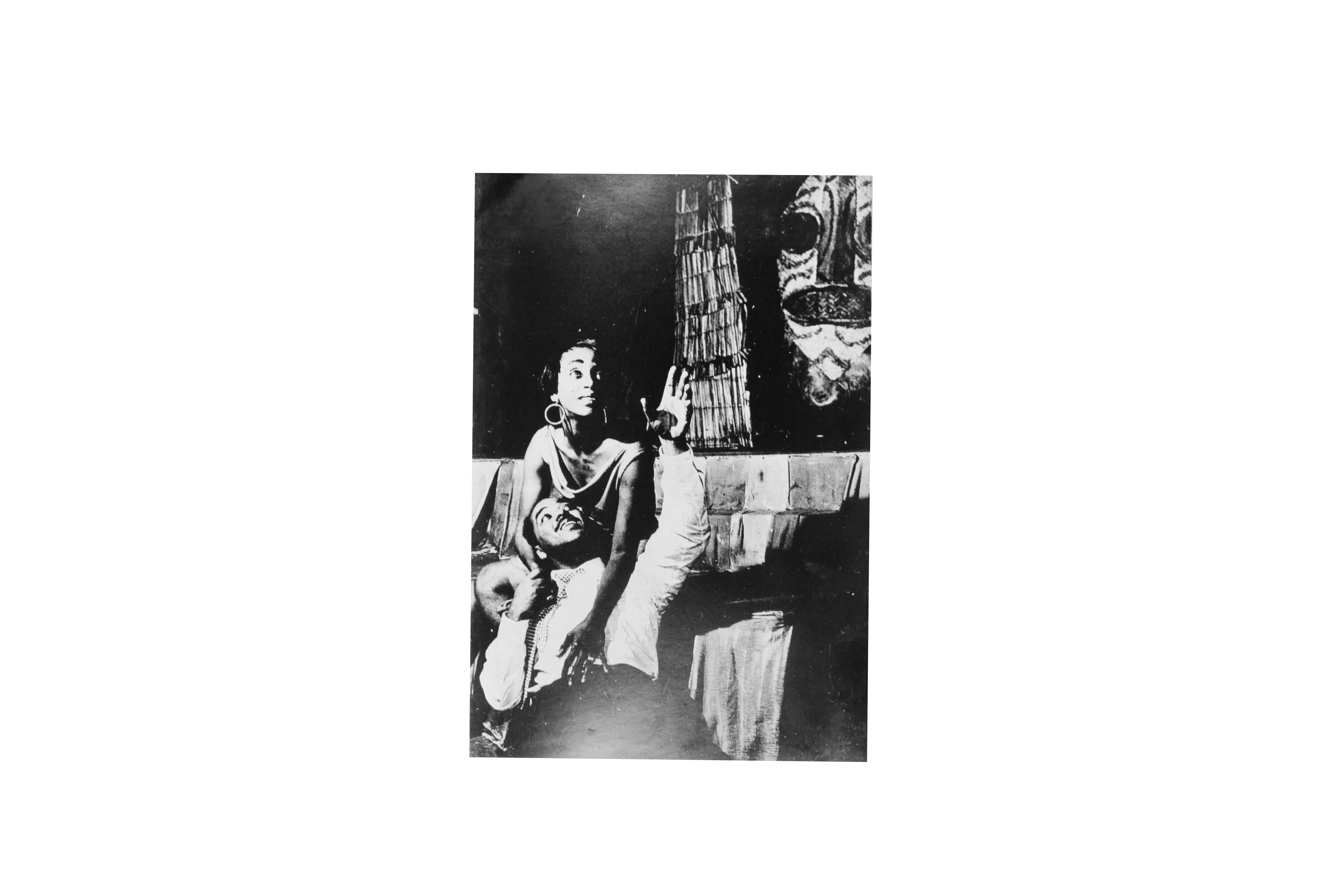 Cena da peça Sortilégio com Lea Garcia e Abdias do Nascimento no Teatro Municipal (RJ), 1957. Fotografia. Acervo do Centro de Estudos da FUNDACEN / Coleção MUHCAB